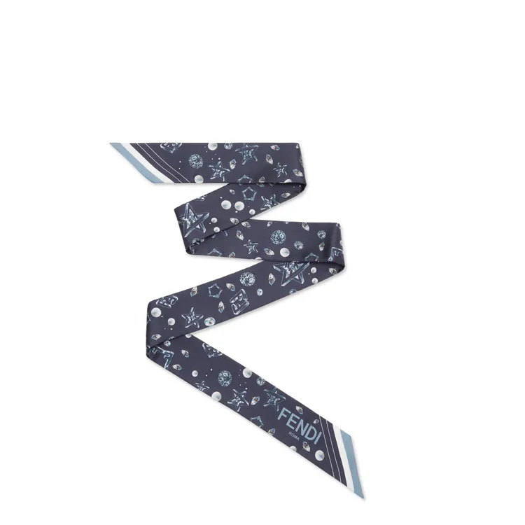 冬季假日系列絲巾，7400元。品牌提供