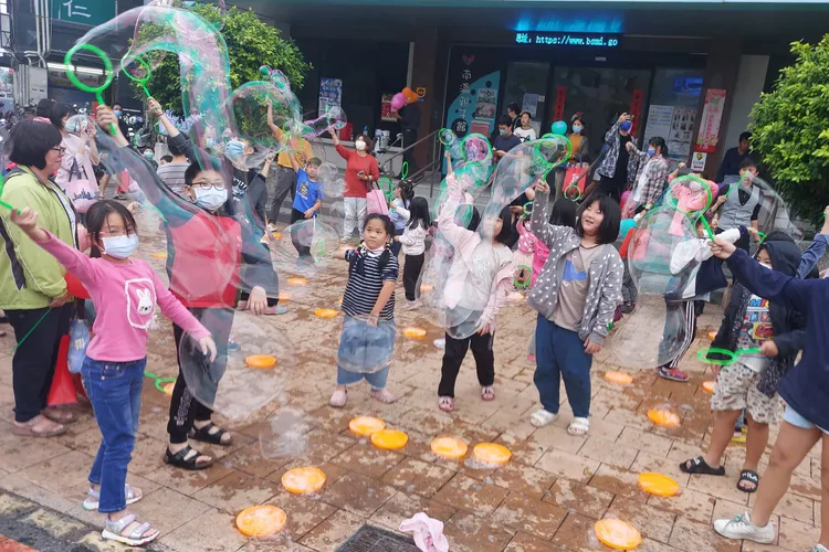 立委賴惠員辦假日親子活動，爭取親子票。翻攝畫面