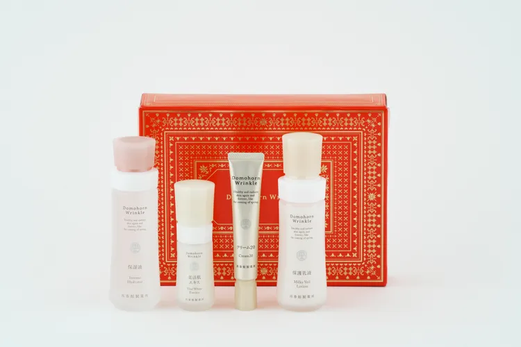 朵茉麗蔻為「基本4點」組合，帶來期間限定璀璨美肌禮盒包裝，9900元。品牌提供