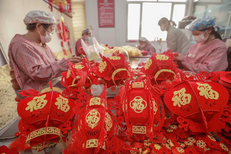 河北遵化，一間節慶飾品加工企業的工人，正趕製飾品供應新年市場。新華社