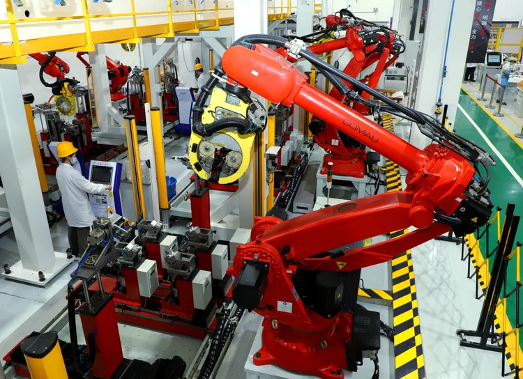 河南南陽「臥龍電氣防爆集團」工廠正為年節訂單趕工。新華社