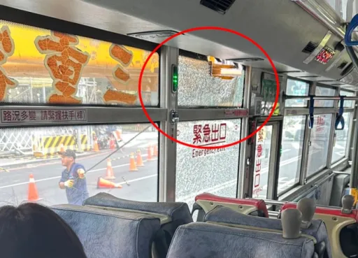 起重機吊臂插入公車!他還原案發當下 10多名乘客受驚下車