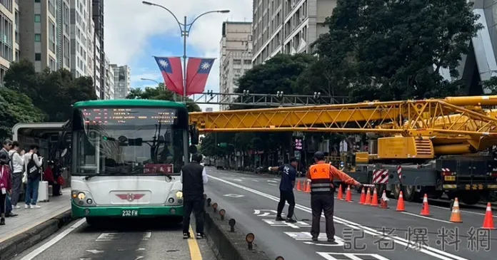 起重機吊臂砸車！插入對向公車車窗。翻攝《記者爆料網》