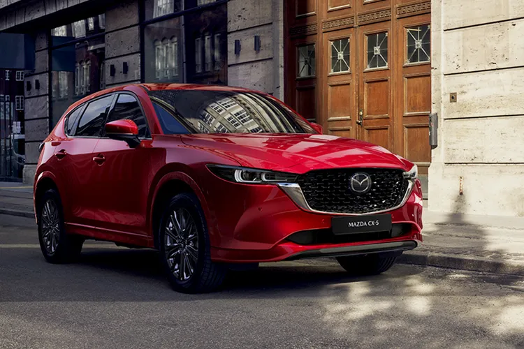 本月購買Mazda CX-5，可享「高額0利率、5年原廠保固，再贈乙式車體險」的優惠。原廠照片