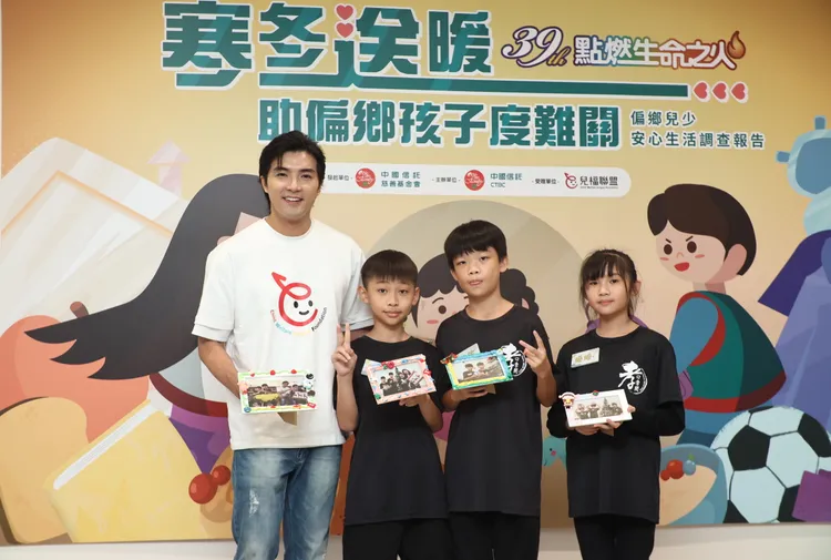 賀軍翔（左）成為父親後更能感受人間溫情。攝影中心攝