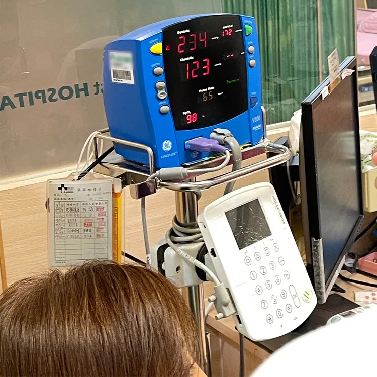 于美人昨累倒送急診吊點滴。取自于美人臉書