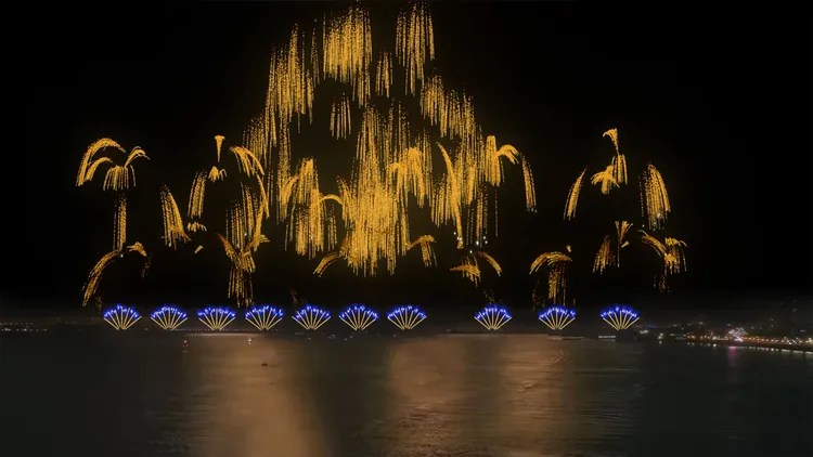 跨河煙火「瑞芳黃金瀑布」模擬照片。水利局提供