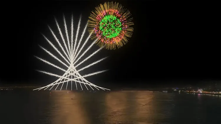 跨河煙火「淡江大橋」光束模擬照片。水利局提供