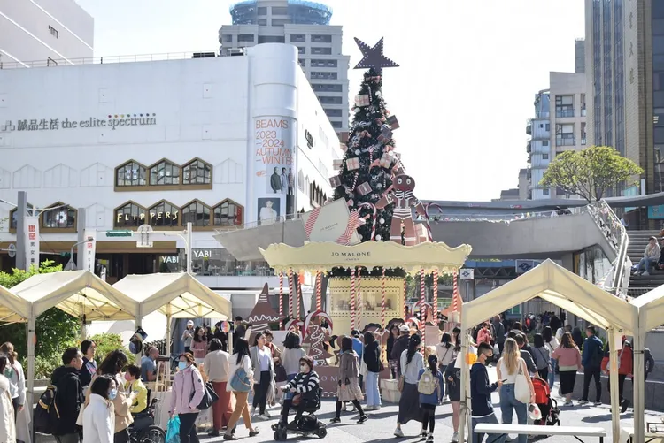 捷運中山站四號出口前的Jo Malone London童話薑餅遊樂園。業者提供