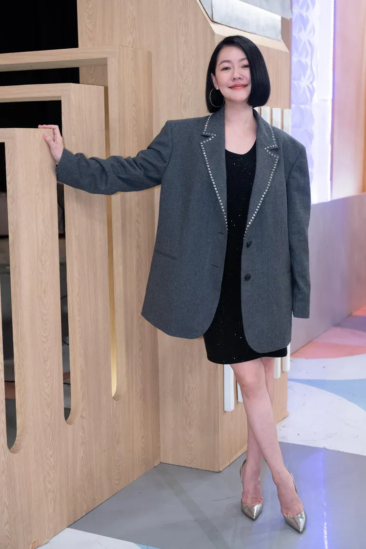 灰色西裝外套與削肩洋裝利用水鑽增添亮點。品牌提供