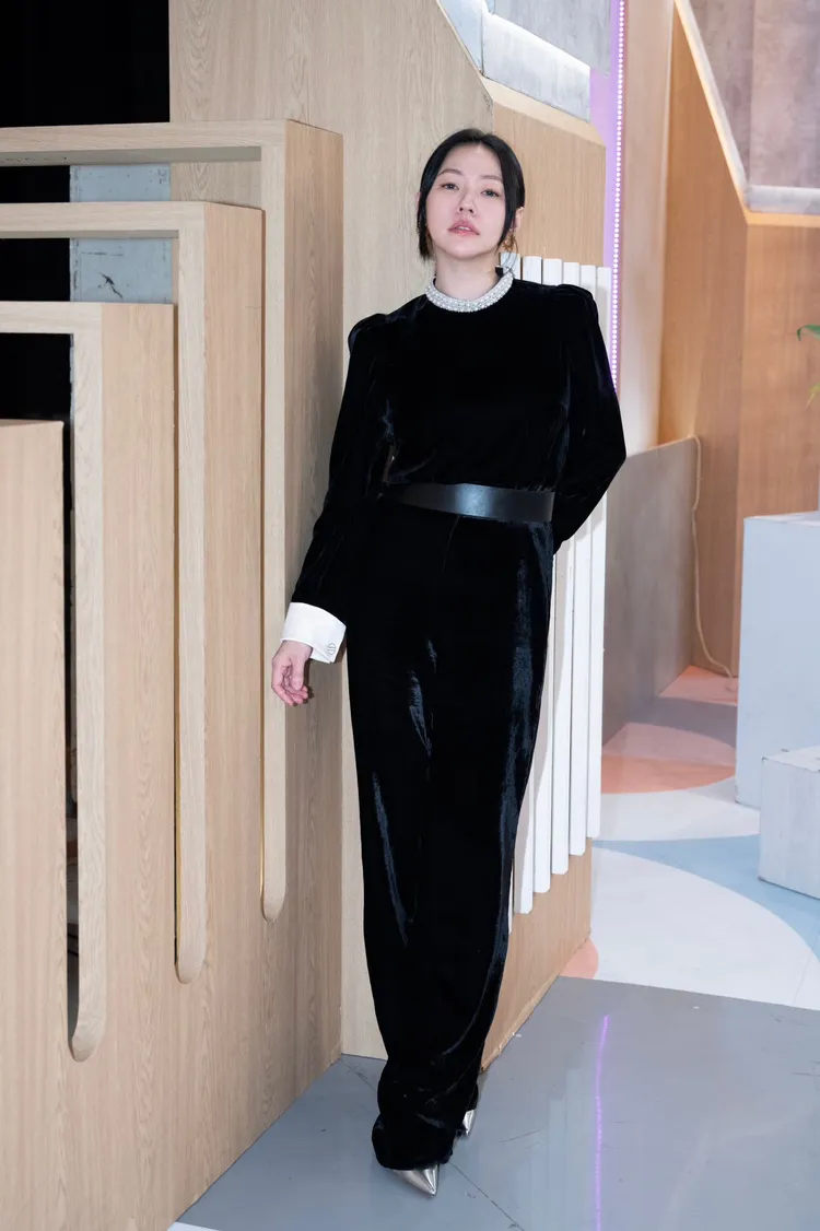 小S在連身裝造型加上寬版腰帶打造挑高身形。品牌提供