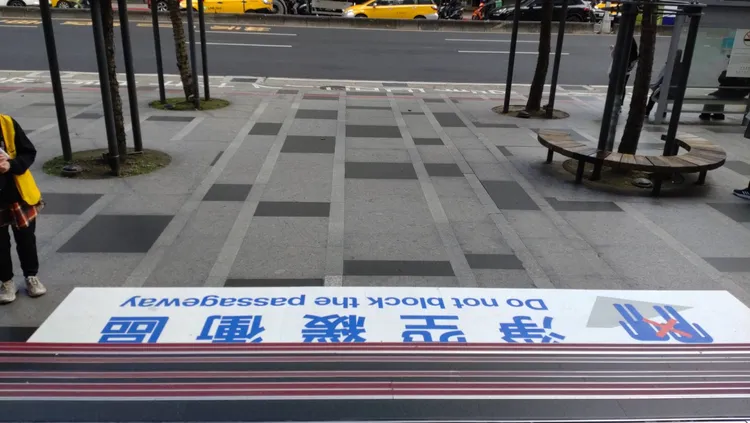 市政府站２號出口首設跨年舞台。北捷提供