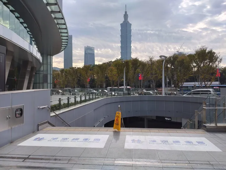 國父紀念館站５號出口隨大巨蛋完工開放，成為跨年新觀賞煙火點。北捷提供