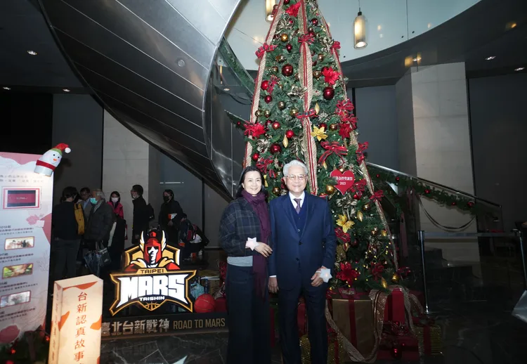 台新金控舉辦全臺首場「碳中和」聖誕點燈儀式，董事長吳東亮暨夫人(圖左及圖右)共同合影。