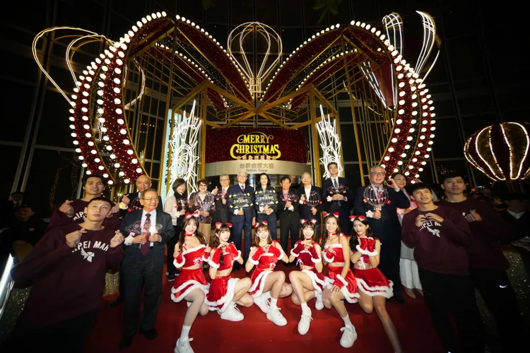 台新金控舉辦全臺首場「碳中和」聖誕點燈儀式，由董事長吳東亮暨夫人(後排左四及右四)帶領同仁及台新戰神啦啦隊Taishin Wonders點亮永續聖誕樹。