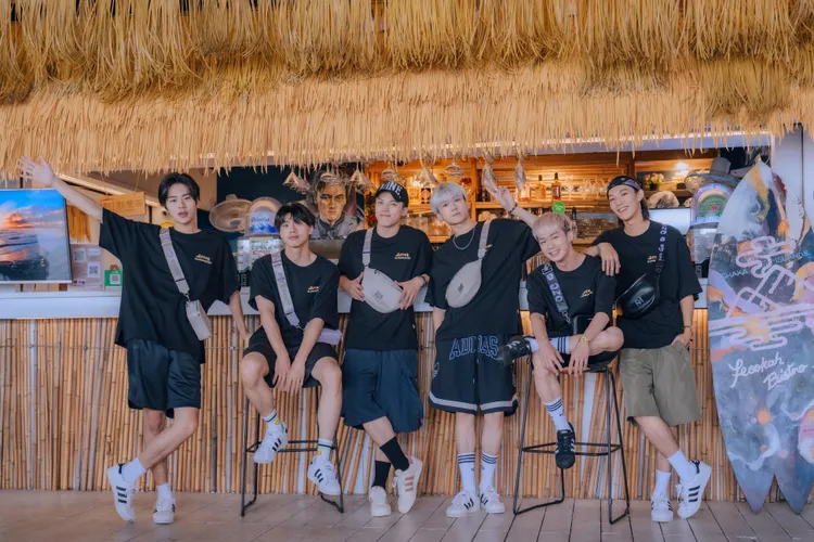 Ozone團員佳辰（左起）、文廷、哲言、祖安、子翔、煥鈞日前赴高雄出外景。寬想國際娛樂提供