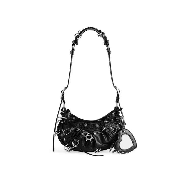 台北101概念店獨家限定的Le Cagole黑色尖刺穿環造型肩下包，10萬5850元。品牌提