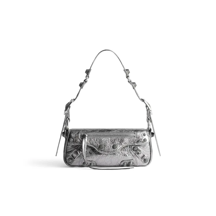 LE CAGOLE XS SLING BAG METALLIZED IN SILVER，5萬7850元。品牌提供