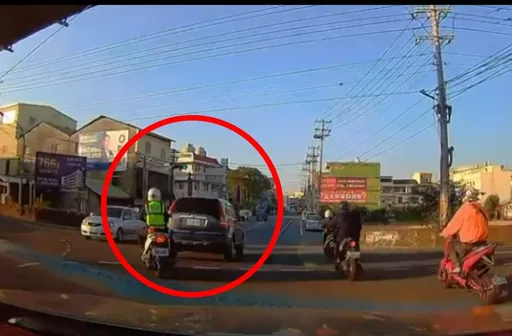 休旅車慢動作闖紅燈以為神不知鬼不覺　警察在後方很火大