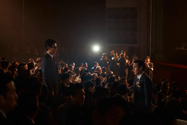 與李善均（左）合作《王者製造》的薛景求及導演卞成賢都到場致意。華映娛樂提供