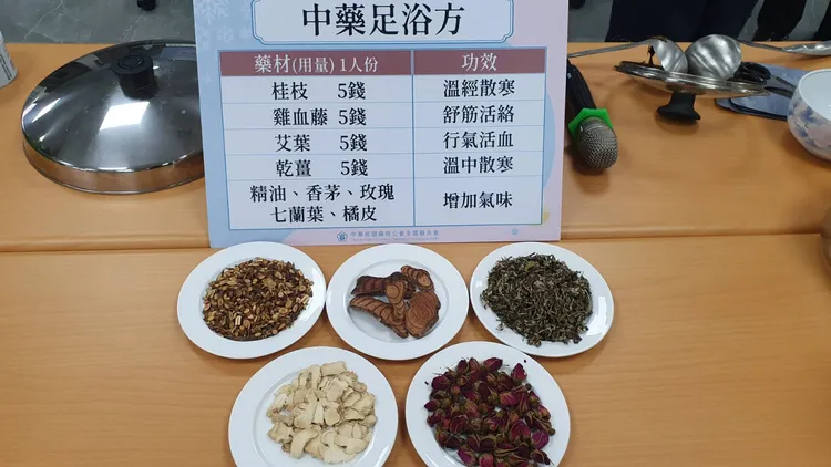 上排左起依序桂枝、雞血藤、艾葉，下排左起依序乾薑、玫瑰。林芳如攝