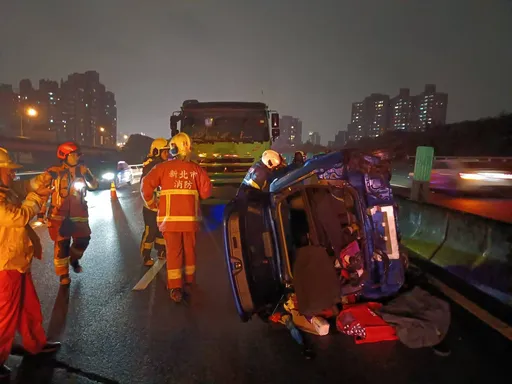 國道1號汐止端車禍！聯結車疑變換車道不當　小客車遭撞90度側翻4人送醫