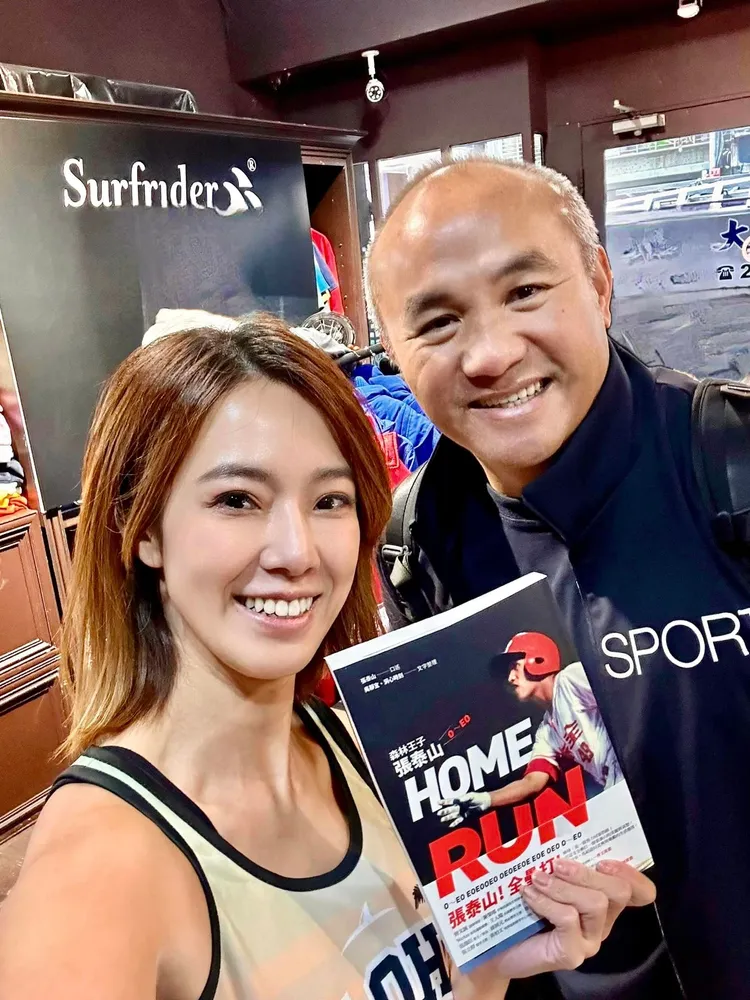 黃瑄（左）開心和球星張泰山合影。三立提供