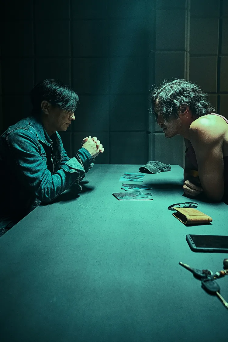 阮經天（右）在審訊室「暴打」張家輝。車庫提供