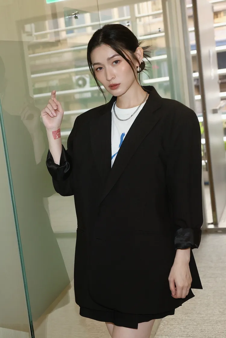 管罄曝與繼女互動。彭欣偉攝