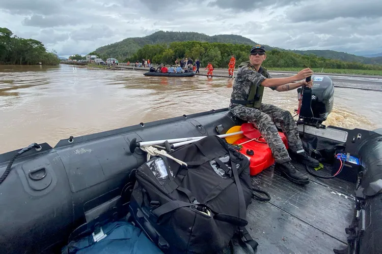 澳洲皇家海軍協助居民撤離凱恩斯。美聯社