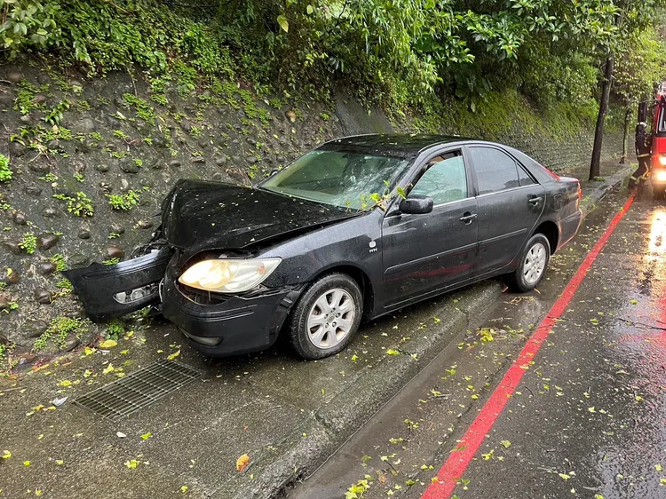 吳男的轎車出現明顯損毀。翻攝照片
