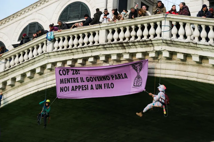 示威者在里亞托橋懸掛「我們命懸一線」布條。路透社