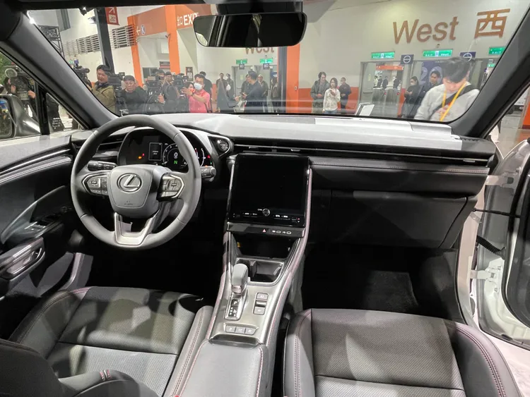 LBX內裝設計採TAZUNA全環繞駕駛座艙設計，全車系搭載9.8吋觸控式螢幕、線傳式排檔桿等配備。林浩昇攝