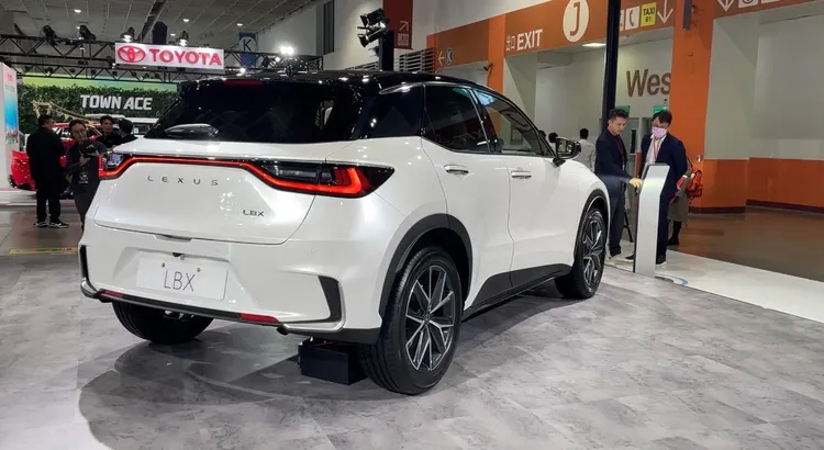 後方設計以極為吸睛的貫穿式尾燈為主體，並由「L E X U S」字母廠徽，及整合在後保桿兩側的亮銀質感飾條，傳遞簡潔且富質感的視覺氛圍。林浩昇攝