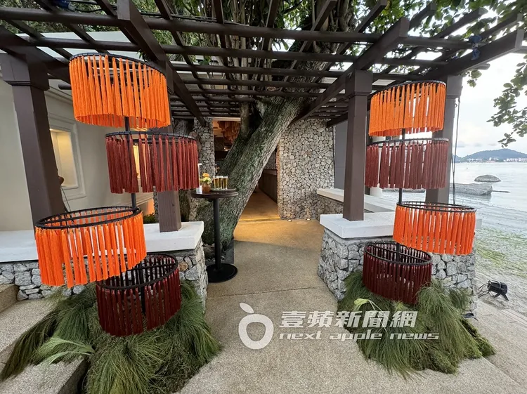 喜氣燈籠狀裝飾迎賓。吳玉愛攝