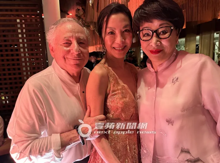 新人與徐楓合影。吳玉愛攝