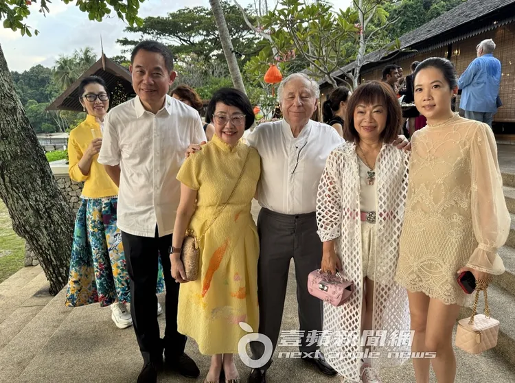 新郎尚陶德與賓客合影。吳玉愛攝