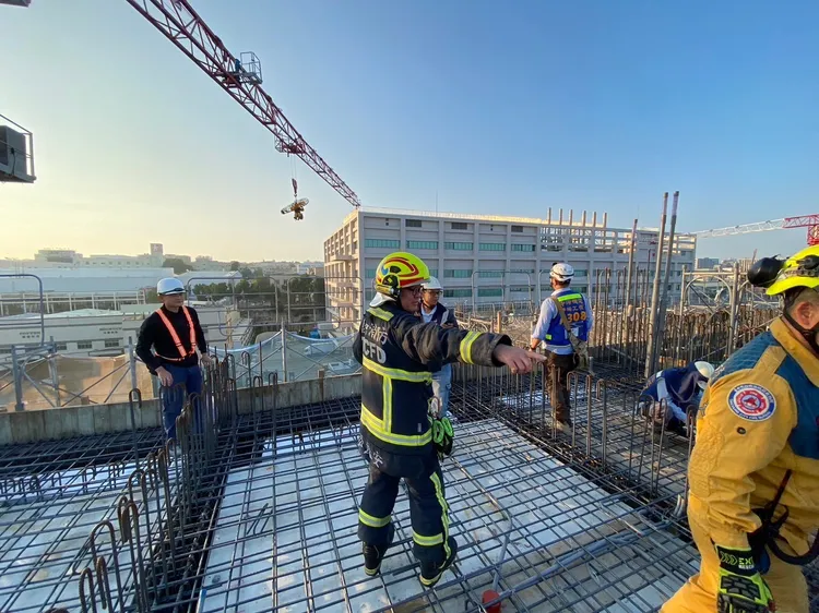 男子在六樓施工時跌倒，遭鋼筋刺進臀部。消防局提供