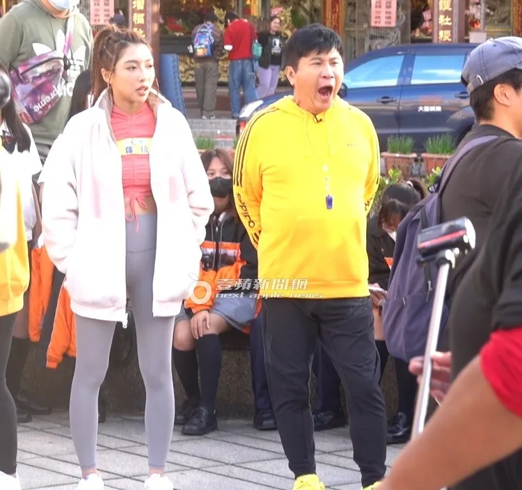 胡瓜（右）不敵睡意，錄影中途打哈欠。特勤中心攝