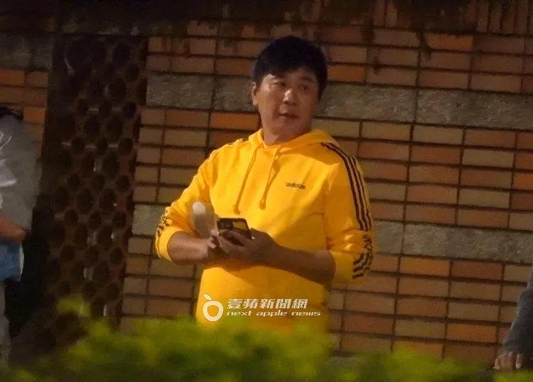 胡瓜走路時不時滑手機看訊息。特勤中心攝