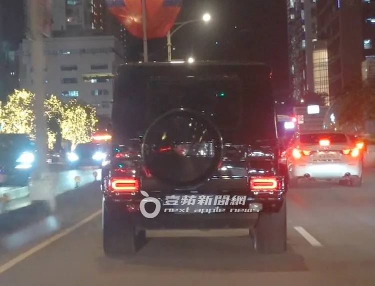 助理開著胡瓜要價596萬元的賓士G55 AMG越野車，返回信義區豪宅。特勤中心攝