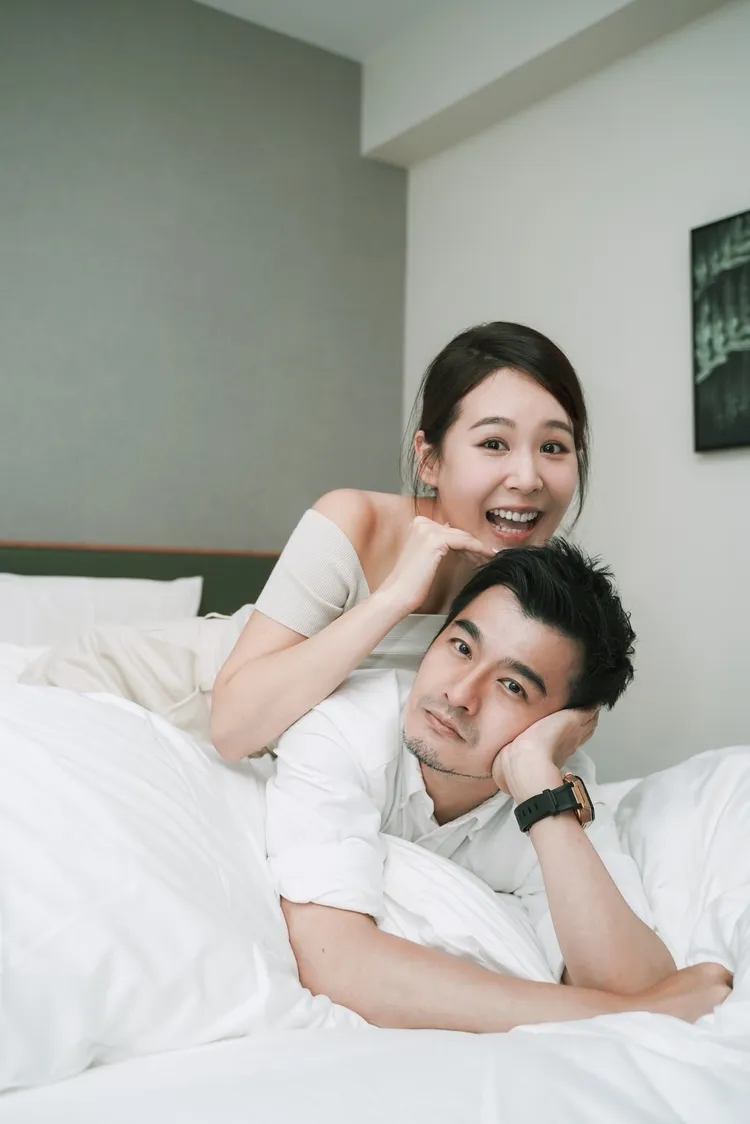 何宜珊（上）接受男友求婚。松大娛樂提供