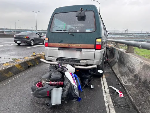 箱型車失控飛越安全島衝機車道 男騎士無辜遭擊落