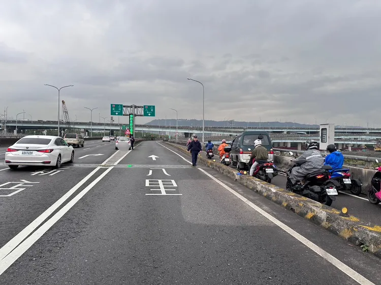 箱型車因追撞前車闖入機車道。翻攝畫面