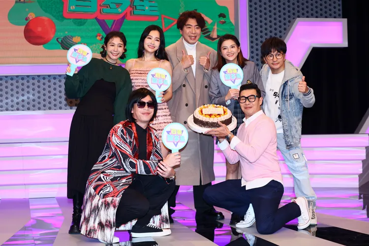 Albee（左起）、王思佳、無尊、梁赫群、葉欣眉、唐從聖、馬力歐等今天進棚錄影，以蛋糕慶祝首錄。彭欣偉攝