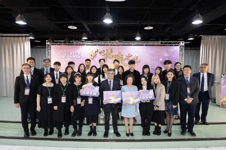 教育部次長劉孟奇、技職司長楊玉惠與「競賽卓越獎」得獎者合影。教育部提供