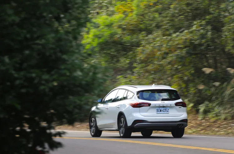 在路面條件普遍不佳的台灣道路，Ford Focus Active Wagon兼具支撐性及舒適性的底盤設定真會讓人深深愛上。林浩昇攝