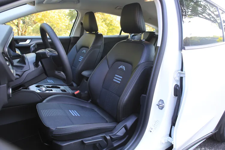 Focus Active Wagon X採用皮質搭配中央織布材質包覆，並且以淡藍色的跳色視覺，在椅背特別加入A字樣。林浩昇攝