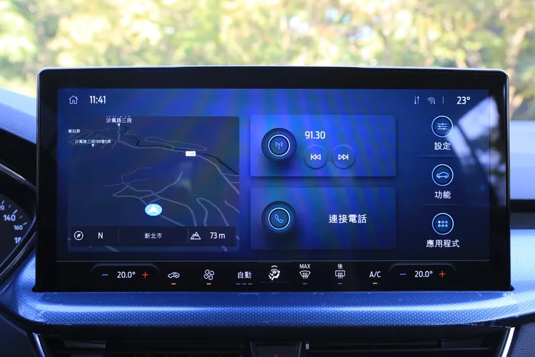 13.2吋懸浮式中控螢幕搭配的是最新的SYNC®4系統，並支援無線Apple CarPlay及Android Auto。林浩昇攝