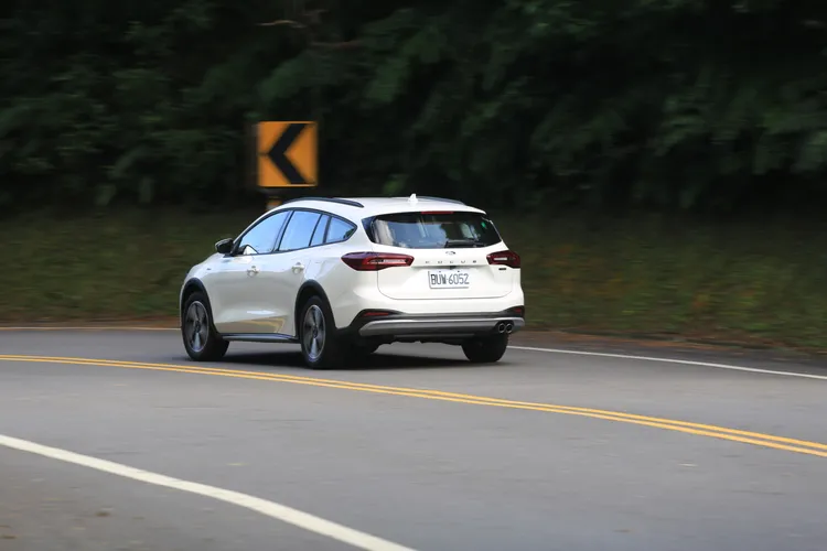 1.5升渦輪引擎在8速自排變速箱的搭配下，帶來隨傳隨到的動力滿足感，車頭體積相對輕巧的三缸本體，對於車頭轉向的靈活度提供了莫大的助益。林浩昇攝